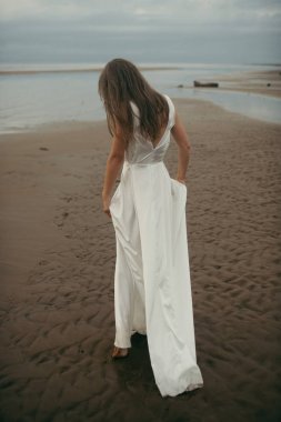 Denizde güzel bir vücut ile portre seksi kız