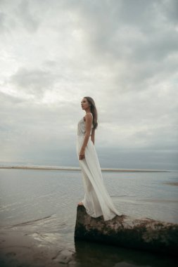 Denizde güzel bir vücut ile portre seksi kız