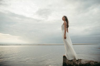  denizin içinde beyaz elbiseli kız