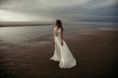  denizin içinde beyaz elbiseli kız