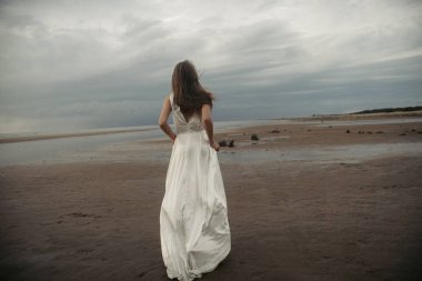  denizin içinde beyaz elbiseli kız