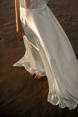  denizin içinde beyaz elbiseli kız