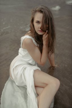  denizin içinde beyaz elbiseli kız