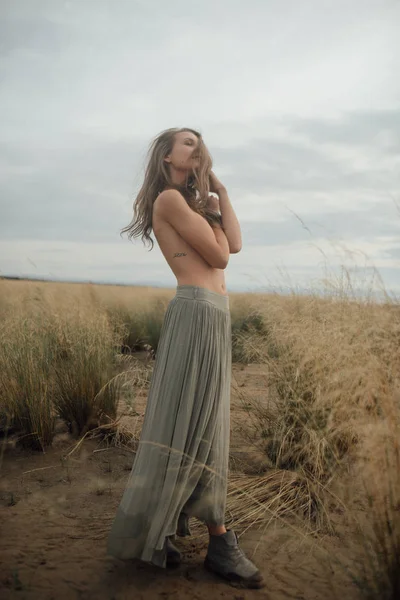 Portret sexy meisje met een mooie lichaam in de zee — Stockfoto