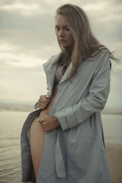 Denizde güzel bir vücut ile portre seksi kız — Stok fotoğraf
