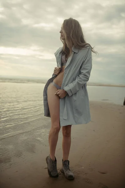 Porträtt sexig tjej med en vacker kropp i havet — Stockfoto