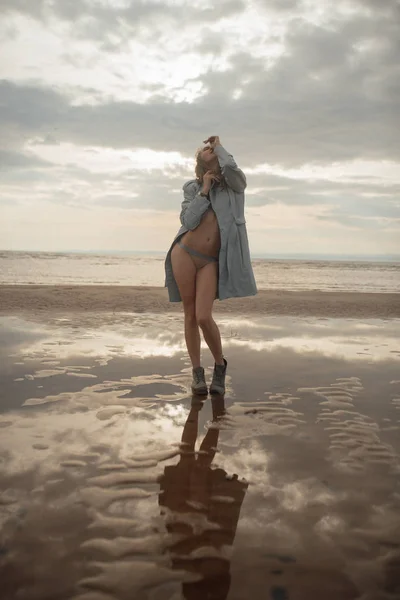 Porträtt sexig tjej med en vacker kropp i havet — Stockfoto
