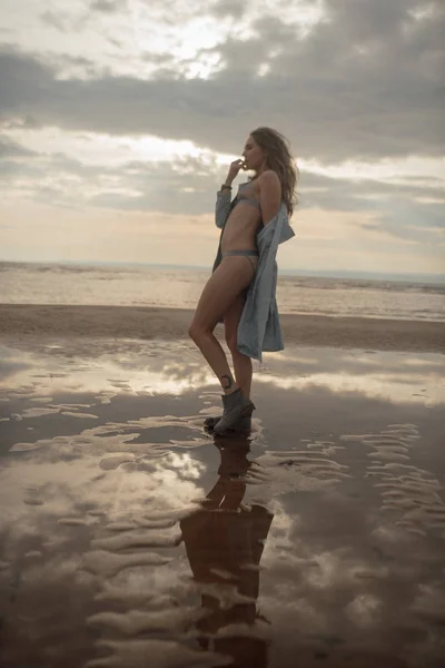 Retrato sexy menina com um belo corpo no mar — Fotografia de Stock