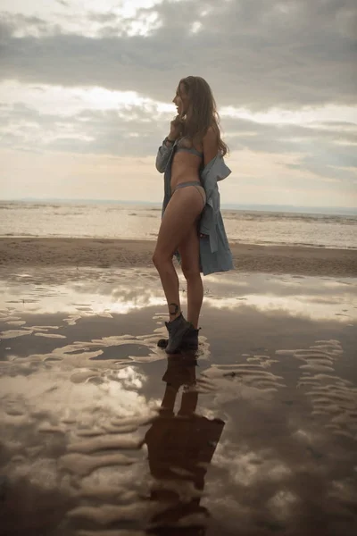 Sexy dziewczyna portret z pięknego ciała na morzu — Zdjęcie stockowe