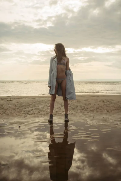 Retrato sexy menina com um belo corpo no mar — Fotografia de Stock