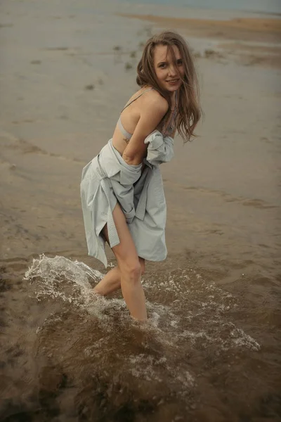 Porträtt sexig tjej med en vacker kropp i havet — Stockfoto