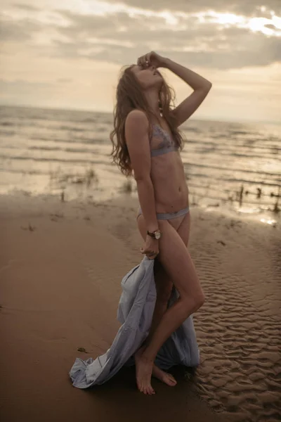 초상화는 바다에서 아름 다운 시체와 함께 섹시 한 여자 — 스톡 사진