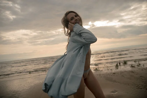 Retrato sexy menina com um belo corpo no mar — Fotografia de Stock