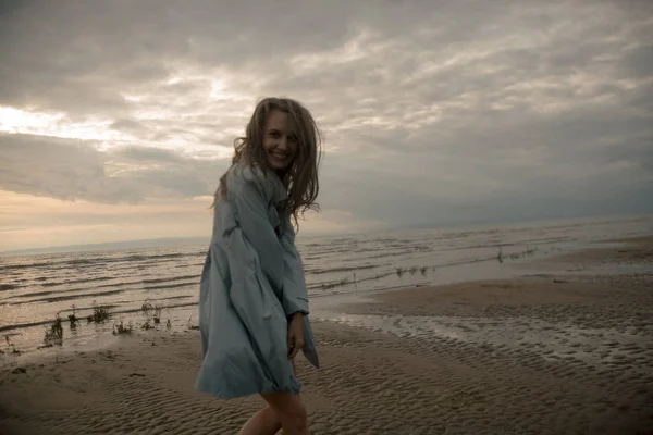 Portret sexy meisje met een mooie lichaam in de zee — Stockfoto