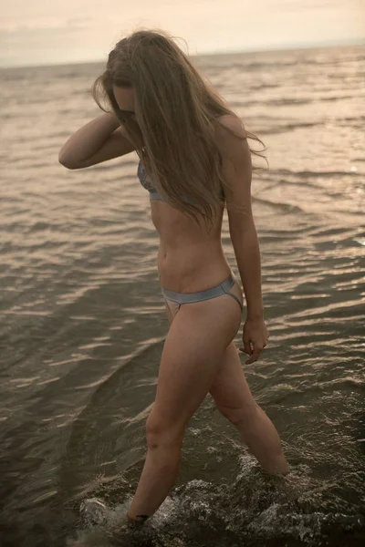 Fekvő szexi lány egy szép test, a tengeren — Stock Fotó