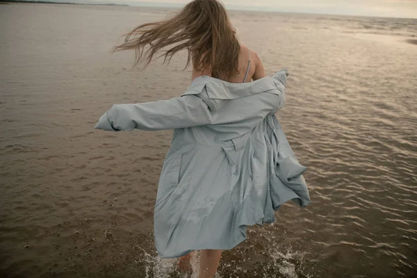 Portret sexy meisje met een mooie lichaam in de zee — Stockfoto