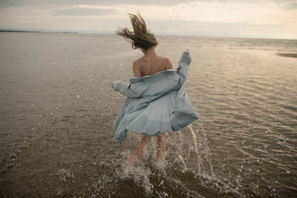 Portrait sexy girl with a beautiful body in the sea — Stock Photo, Image