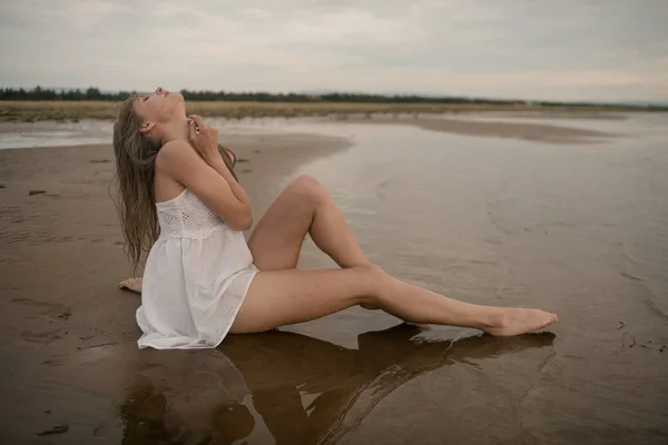 Porträt sexy Mädchen mit einem schönen Körper im Meer — Stockfoto