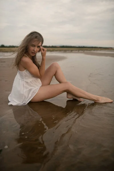 Ritratto ragazza sexy con un bel corpo nel mare — Foto Stock