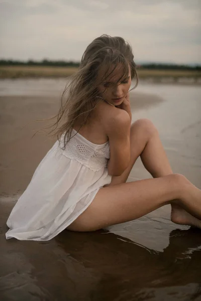 Portrét sexy dívka s krásným tělem v moři — Stock fotografie