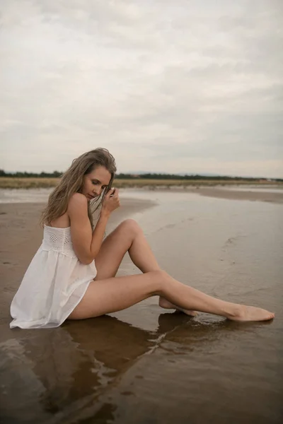Retrato sexy menina com um belo corpo no mar — Fotografia de Stock