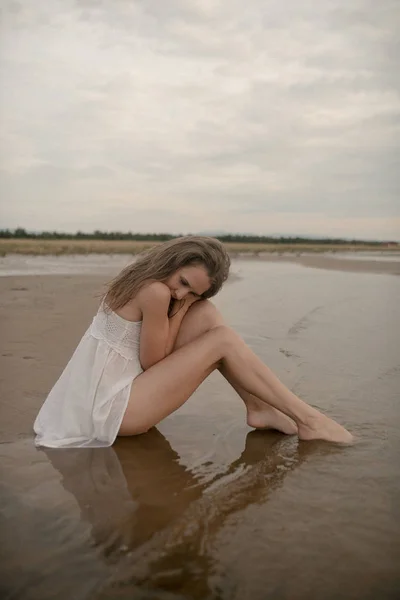 Portret sexy meisje met een mooie lichaam in de zee — Stockfoto