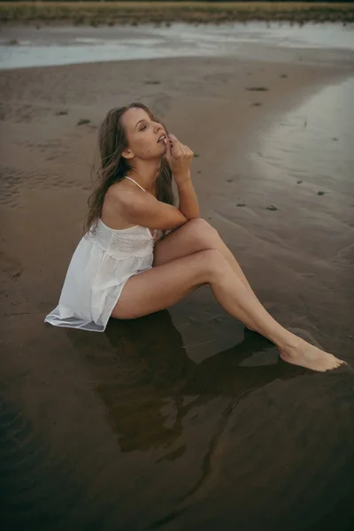 Portrét sexy dívka s krásným tělem v moři — Stock fotografie