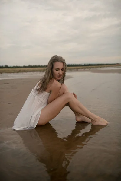 Portret sexy meisje met een mooie lichaam in de zee — Stockfoto