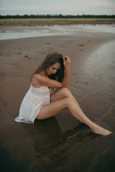 Retrato sexy chica con un hermoso cuerpo en el mar — Foto de Stock