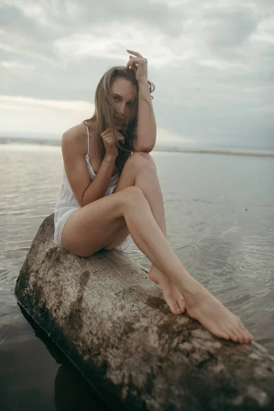 肖像性感的女孩，与一个美丽的身体，在大海中 — 图库照片
