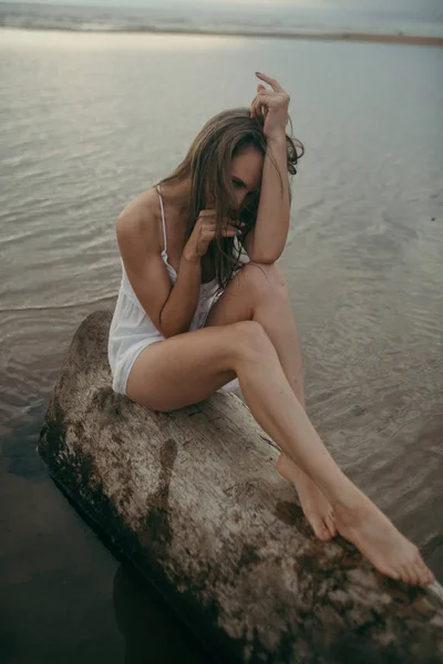 Portret sexy meisje met een mooie lichaam in de zee — Stockfoto