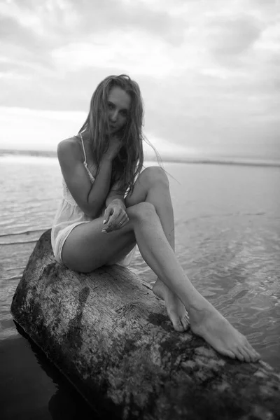 Портрет сексуальна дівчина з красивим тілом в морі — стокове фото