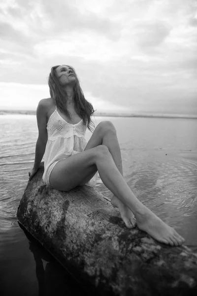 Retrato sexy chica con un hermoso cuerpo en el mar —  Fotos de Stock