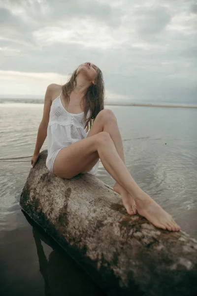 Fekvő szexi lány egy szép test, a tengeren — Stock Fotó