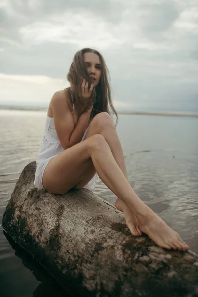 Portret sexy meisje met een mooie lichaam in de zee — Stockfoto