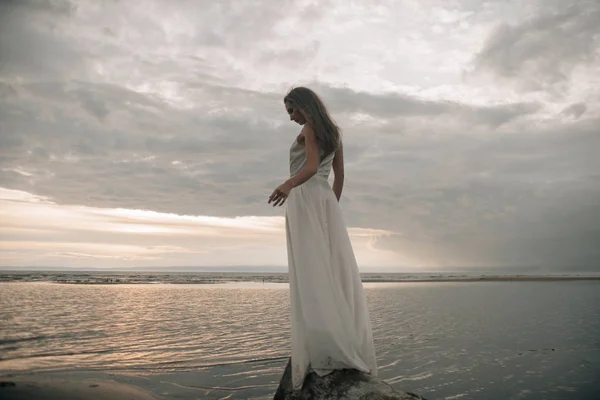 Fille en robe blanche dans la mer — Photo