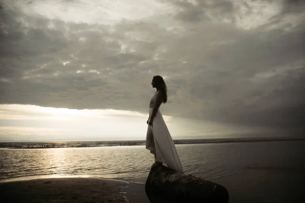 Meisje in witte jurk in de zee — Stockfoto