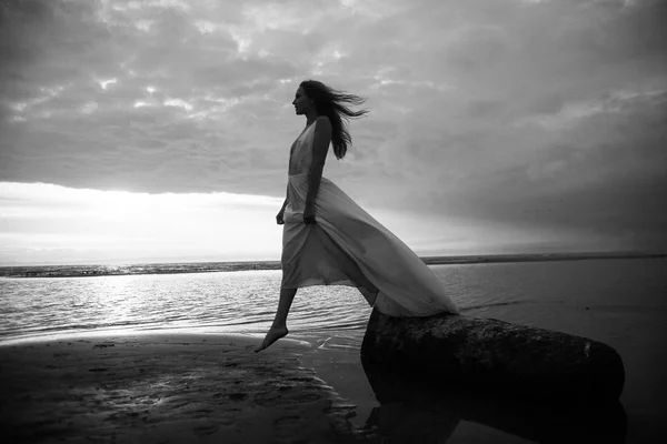 Fille en robe blanche dans la mer — Photo