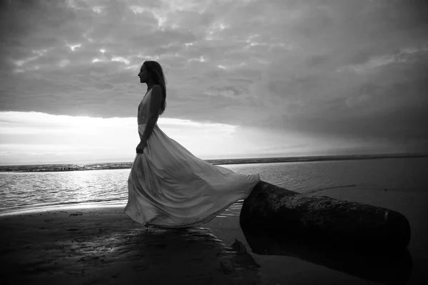 海の白いドレスの女の子 — ストック写真
