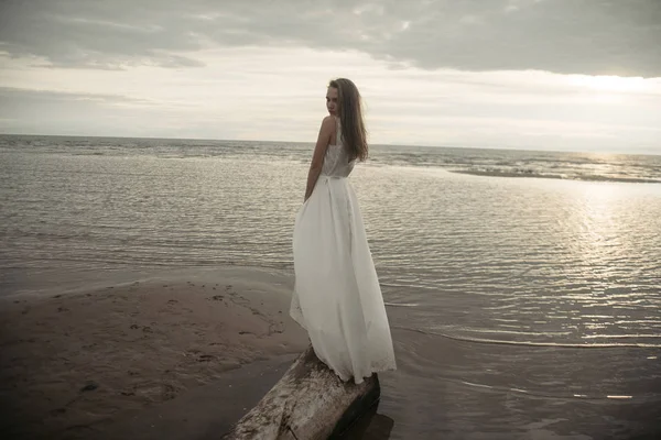 Menina em vestido branco no mar — Fotografia de Stock