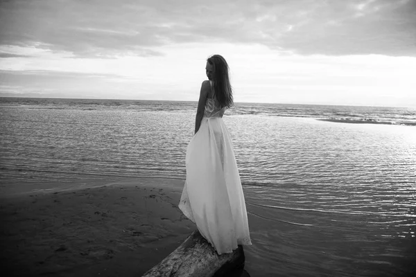 Дівчина в білій сукні в морі — стокове фото