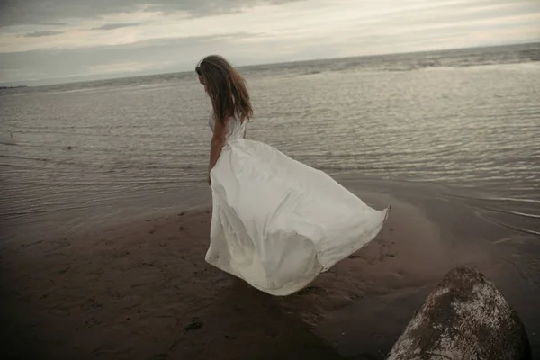 Menina em vestido branco no mar — Fotografia de Stock