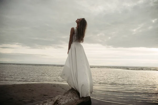 Mädchen im weißen Kleid im Meer — Stockfoto