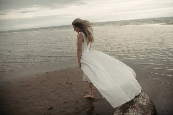 Meisje in witte jurk in de zee — Stockfoto