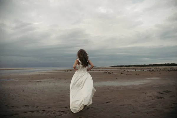 Fille en robe blanche dans la mer — Photo