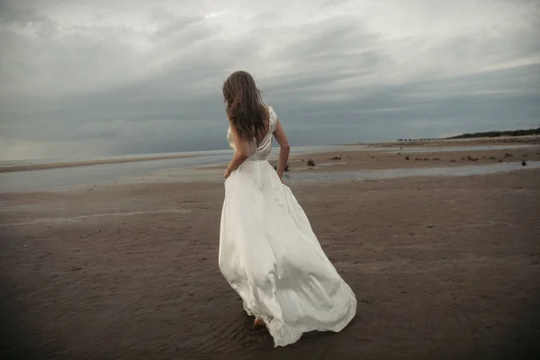 Mädchen im weißen Kleid im Meer — Stockfoto