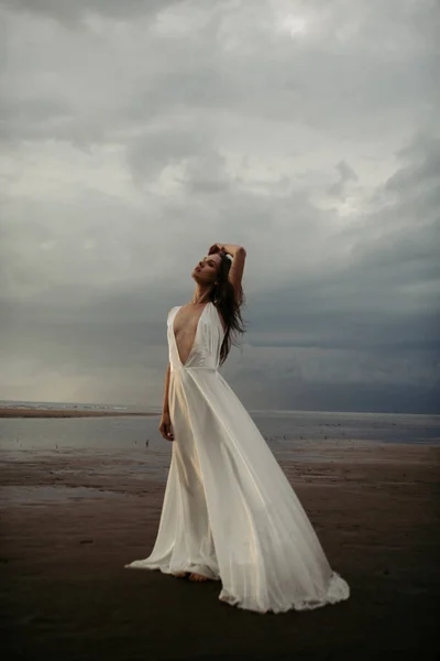 Fille en robe blanche dans la mer — Photo