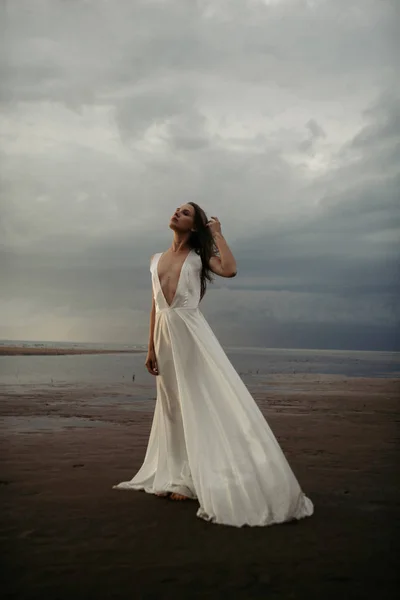 Κοπέλα με λευκό φόρεμα στη θάλασσα — Φωτογραφία Αρχείου