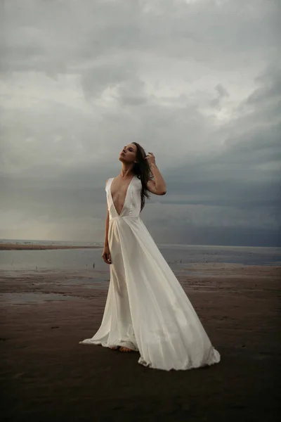 Chica en vestido blanco en el mar —  Fotos de Stock