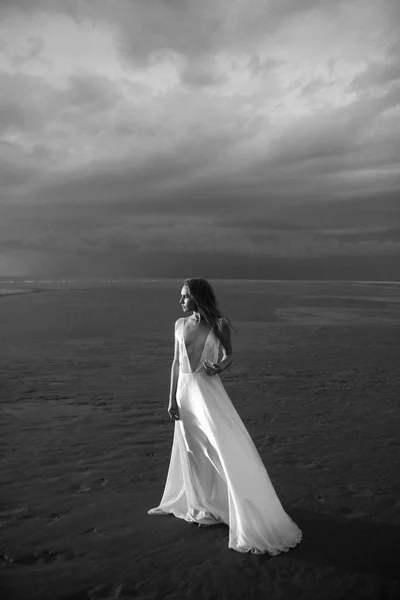Дівчина в білій сукні в морі — стокове фото